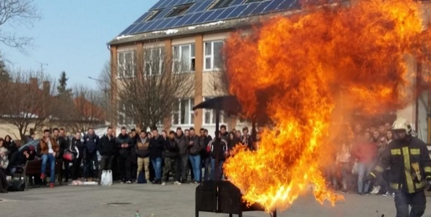 Prevenciós napon készítették fel a radnótis diákokat a tűzoltók a veszélyhelyzetekre