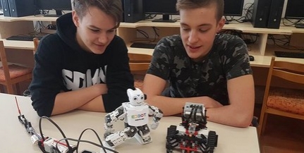 Programozható robotok érkeztek a gimibe, egyiknek már jól megy a fekvőtámasz is