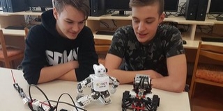Programozható robotok érkeztek a gimibe, egyiknek már jól megy a fekvőtámasz is
