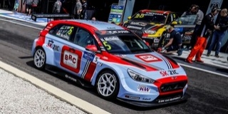 Kitört a bal első kerék, Michelisz Norbert kiesett az első futamon Marokkóban Kitört a bal első kerék, Michelisz Norbert kiesett az első futamon Marokkóban