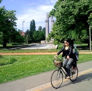 Ismét lesz medence a Deák-téren, felújítják a Hősi emlékművet, készülnek a kiviteli tervek Ismét lesz medence a Deák-téren, felújítják a Hősi emlékművet, készülnek a kiviteli tervek