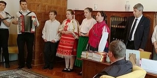 Muzeális bútorzatot adtak át a Mohácsi Járásbíróságon