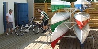 Este kilencig kölcsönözhetők a bringák, vízi sporteszközök