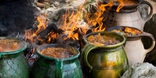Ismét több száz edényben főtt a sokac bab, hajnal hasadtáig tartott a mulatság