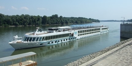 Alig változik a Duna vízállása, állnak a szállodahajók, a komp közlekedésében nincs fennakadás