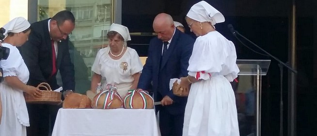 Mohácson is megszegték az új kenyeret a megye és a város közös ünnepségén Mohácson is megszegték az új kenyeret a megye és a város közös ünnepségén