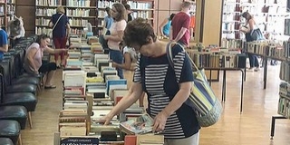 Nézzen szét, és vigyen haza egy könyvet egy százasért Nézzen szét, és vigyen haza egy könyvet egy százasért
