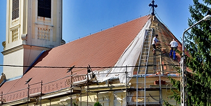 Új tetőt kap a szerb templom, már a cserepezés befejezésénél tartanak a munkálatok