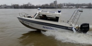 A Dunába esett egy férfi, kimentették a rendőrök