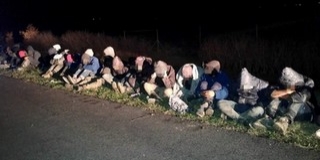 Huszonnyolc migránssal a kocsijában bukott le egy férfi Szajknál - Vádat emeltek ellene