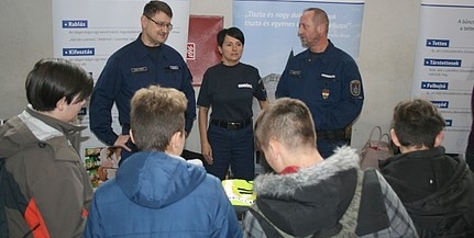 A mohácsi Radnóti iskolában bemutatóztak a rendőrök
