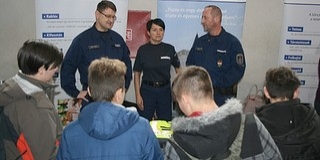 A mohácsi Radnóti iskolában bemutatóztak a rendőrök A mohácsi Radnóti iskolában bemutatóztak a rendőrök