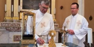 Hamarosan Mohácsra érkezik a bátai Szent Vér ereklye, egy hétig lesz látható Hamarosan Mohácsra érkezik a bátai Szent Vér ereklye, egy hétig lesz látható