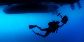 Elmerült egy komp tolóhajója a Dunán, búvárok vizsgálják