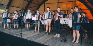 Fürdőzőknek muzsikáltak a Mohácsi Harmonikatábor résztvevői Fürdőzőknek muzsikáltak a Mohácsi Harmonikatábor résztvevői