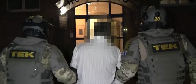 Kommandósok segítségével fogták el a görcsönydobokai fegyvergyárost a mohácsi zsaruk - Videó! Kommandósok segítségével fogták el a görcsönydobokai fegyvergyárost a mohácsi zsaruk - Videó!