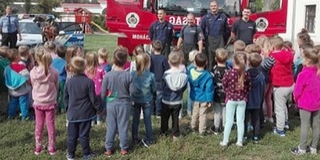 Rendőrök, tűzoltók látogatták meg a gyerekeket a mohácsi Szent Ferenc Óvodában Rendőrök, tűzoltók látogatták meg a gyerekeket a mohácsi Szent Ferenc Óvodában