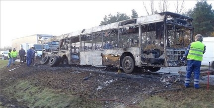 Kigyulladt és fémtisztára égett egy busz a sztrádán