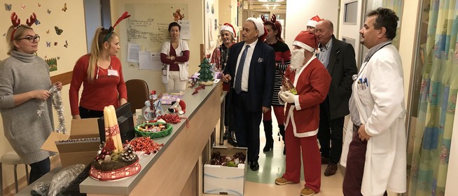 Tele volt a zsák: hatszáz mikuláscsomagot osztottak szét rászoruló mohácsi gyermekek közt Tele volt a zsák: hatszáz mikuláscsomagot osztottak szét rászoruló mohácsi gyermekek közt