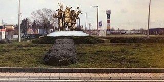 Hamarosan busószobrok köszöntik a Mohácsra érkezőket a Pécsi úti körforgalomnál