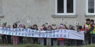 Mohácson is együtt vonultak át a kisdiákok a zebrán az iskolájuknál - Videó! Mohácson is együtt vonultak át a kisdiákok a zebrán az iskolájuknál - Videó!
