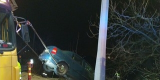 Árokba csúszott autót szabadítottak ki a tűzoltók Komlón