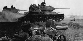 Kiemelik a Mohácsnál 1944-ben a legénységgel együtt a Dunában elsüllyedt szovjet tankot Kiemelik a Mohácsnál 1944-ben a legénységgel együtt a Dunában elsüllyedt szovjet tankot