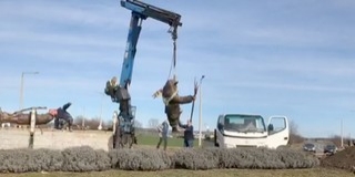 Megérkeztek a busószobrok a Pécsi úti körforgalomhoz, hamarosan a helyükre kerülnek - Videó! Megérkeztek a busószobrok a Pécsi úti körforgalomhoz, hamarosan a helyükre kerülnek - Videó!