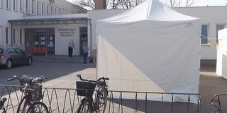 Előszűrésre is alkalmas sátrakat állítottak fel Mohácson, a rendelőintézet előtt Előszűrésre is alkalmas sátrakat állítottak fel Mohácson, a rendelőintézet előtt