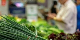 Szerdától csak maszkban kereshető fel a mohácsi piac, a 65 évesnél idősebbek fél kilencig vásárolhatnak