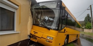 Családi ház falának ütközött egy autóbusz Dávodon