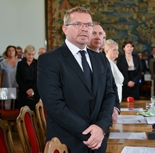 Már vágják a centit: jövő hétfőn dönt a mohácsi képviselő-testület az önfeloszlatásról Már vágják a centit: jövő hétfőn dönt a mohácsi képviselő-testület az önfeloszlatásról