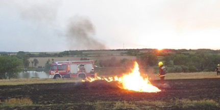 Kigyulladt bálázógépről terjedtek tova a lángok a tarlóra