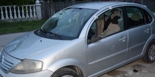 Ásóval, vasvillával esett neki egy kocsinak egy mohácsi férfi, kőszobrokat is megrongált