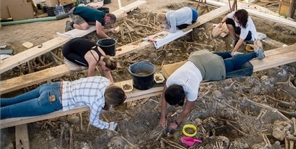 A III. számú tömegsír régészeti feltárásán dolgoznak a Mohácsi Nemzeti Emlékhelyen