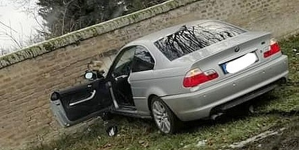 Átszakította a mohácsi temető kerítését egy balesetező autós