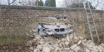 A rendőrök elől menekült a mohácsi temető kerítését átszakító autós