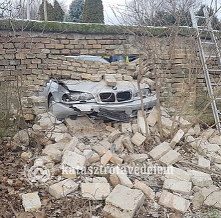 A rendőrök elől menekült a mohácsi temető kerítését átszakító autós A rendőrök elől menekült a mohácsi temető kerítését átszakító autós