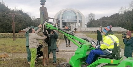 Elkezdődött a kopjafák és a szobrok helyreállítása a Mohácsi Nemzeti Emlékhelyen