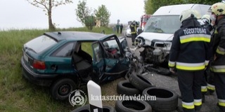 Frontálisan ütközött egy kisbusz és egy autó Baranyában