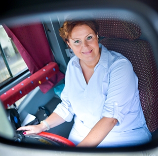 Aki tényleg leparkolja a buszt a kapuja elé - Íme, Mohács egyetlen női buszsofőre Aki tényleg leparkolja a buszt a kapuja elé - Íme, Mohács egyetlen női buszsofőre