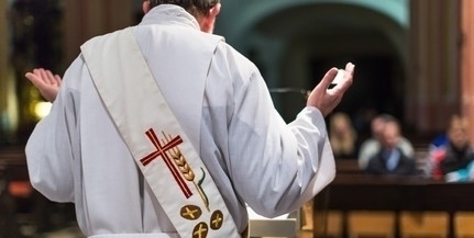Szentelési évfordulót ünneplő papokat köszöntenek
