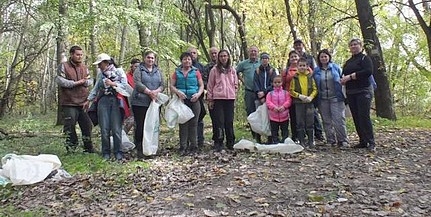 Önkéntesek szedték a szemetet Dunaszekcsőn, a folyóparton