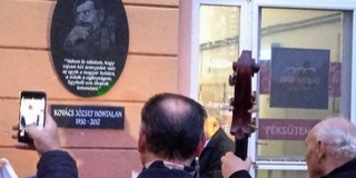 Aranypántok a mohácsi sétautcán: tábla őrzi Kovács József Hontalan emlékét