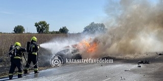 Ütközés után lángba borult egy autó Lánycsóknál