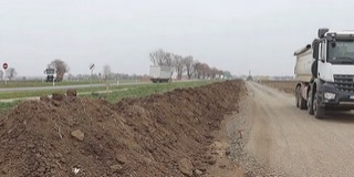 A régészeti feltárás mellett az új kerékpárút építése is elkezdődött Mohács határában A régészeti feltárás mellett az új kerékpárút építése is elkezdődött Mohács határában