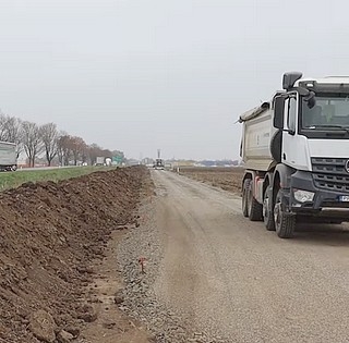 A régészeti feltárás mellett az új kerékpárút építése is elkezdődött Mohács határában