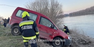 A Dunába gurult egy elszabadult autó Mohácson A Dunába gurult egy elszabadult autó Mohácson