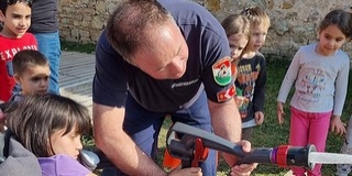 Egy súlyos betegséggel küzdő kislány különleges kívánságát teljesítették a mohácsi tűzoltók