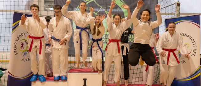 Hát ez csodálatos: Ajkát is meghódították a Mohácsi TE 1888 ifjú karatékái